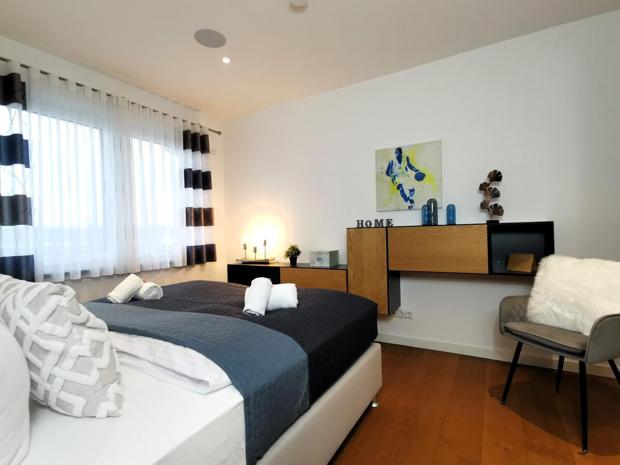 Bohnapartments Luxury Villa Berlin - 210Qm - Wintergarten - Kamin - 4 Kostenlose Parkplaetze - 6 Schlafzimmer - Neubau - Luxusausstattung Birkenwerder Luaran gambar