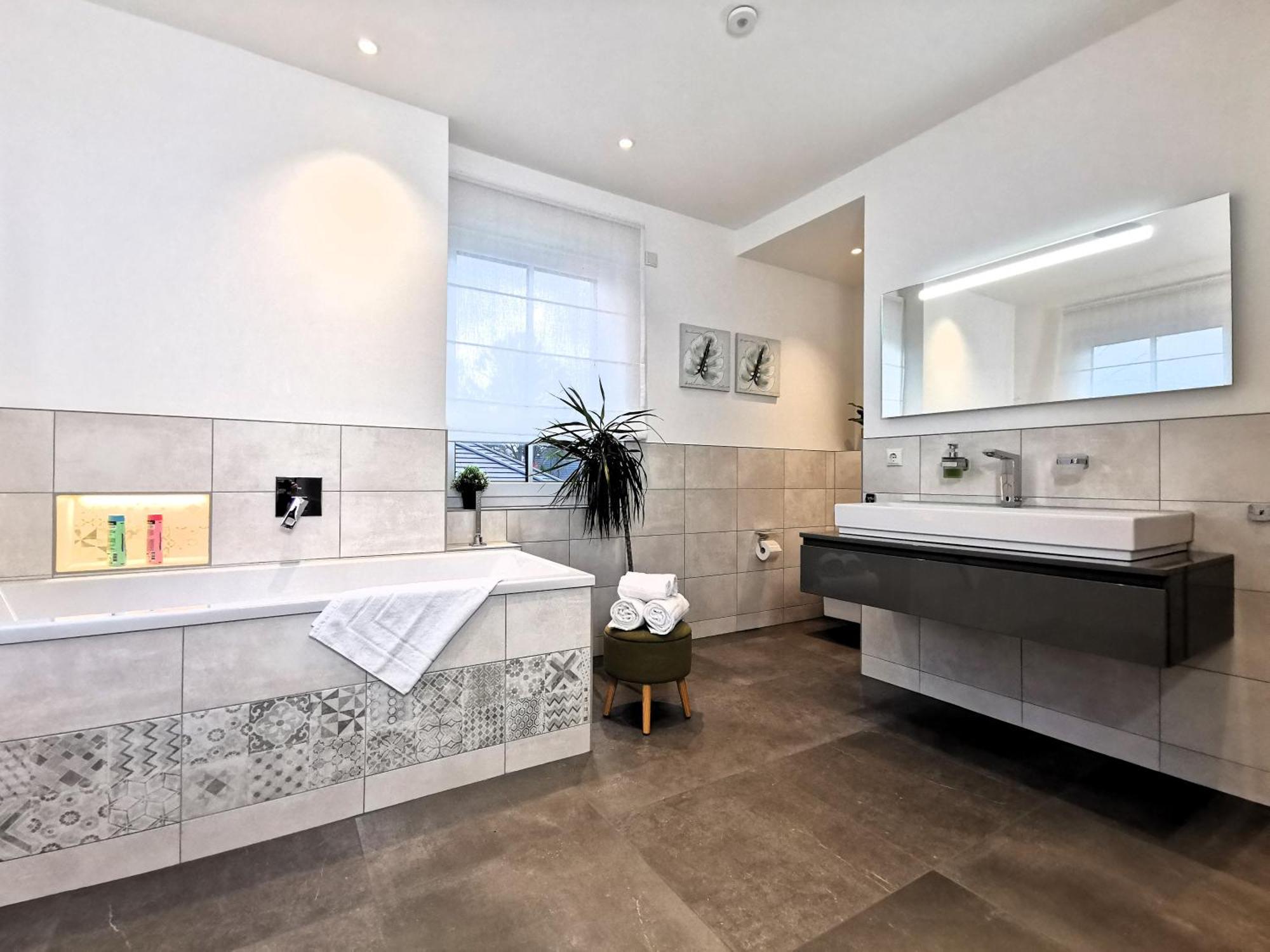 Bohnapartments Luxury Villa Berlin - 210Qm - Wintergarten - Kamin - 4 Kostenlose Parkplaetze - 6 Schlafzimmer - Neubau - Luxusausstattung Birkenwerder Luaran gambar